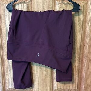 Zyia plum light n tight pocket capri leggings